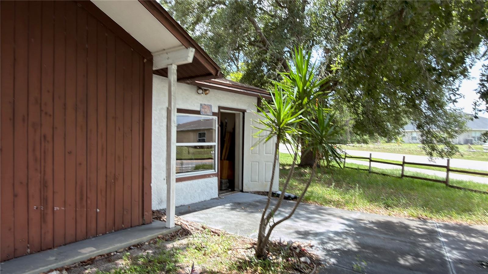 621 Eldron Blvd Se Property Photo 3