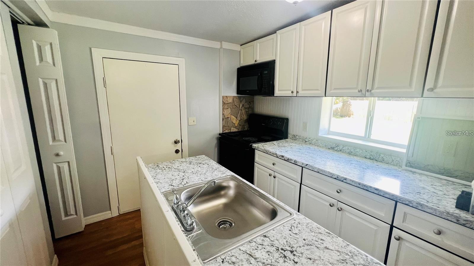 1616 Hope St Property Photo 3
