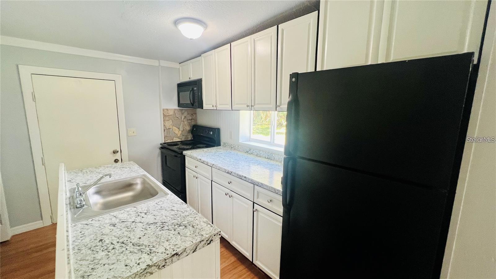1616 Hope St Property Photo 4
