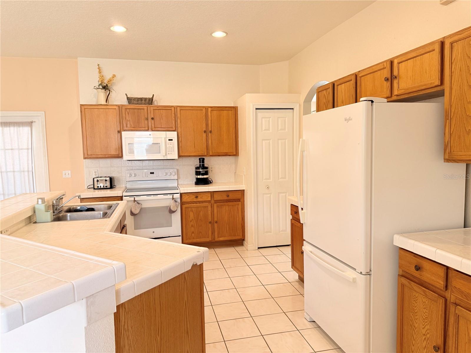 3010 Victoria Dr Property Photo 4