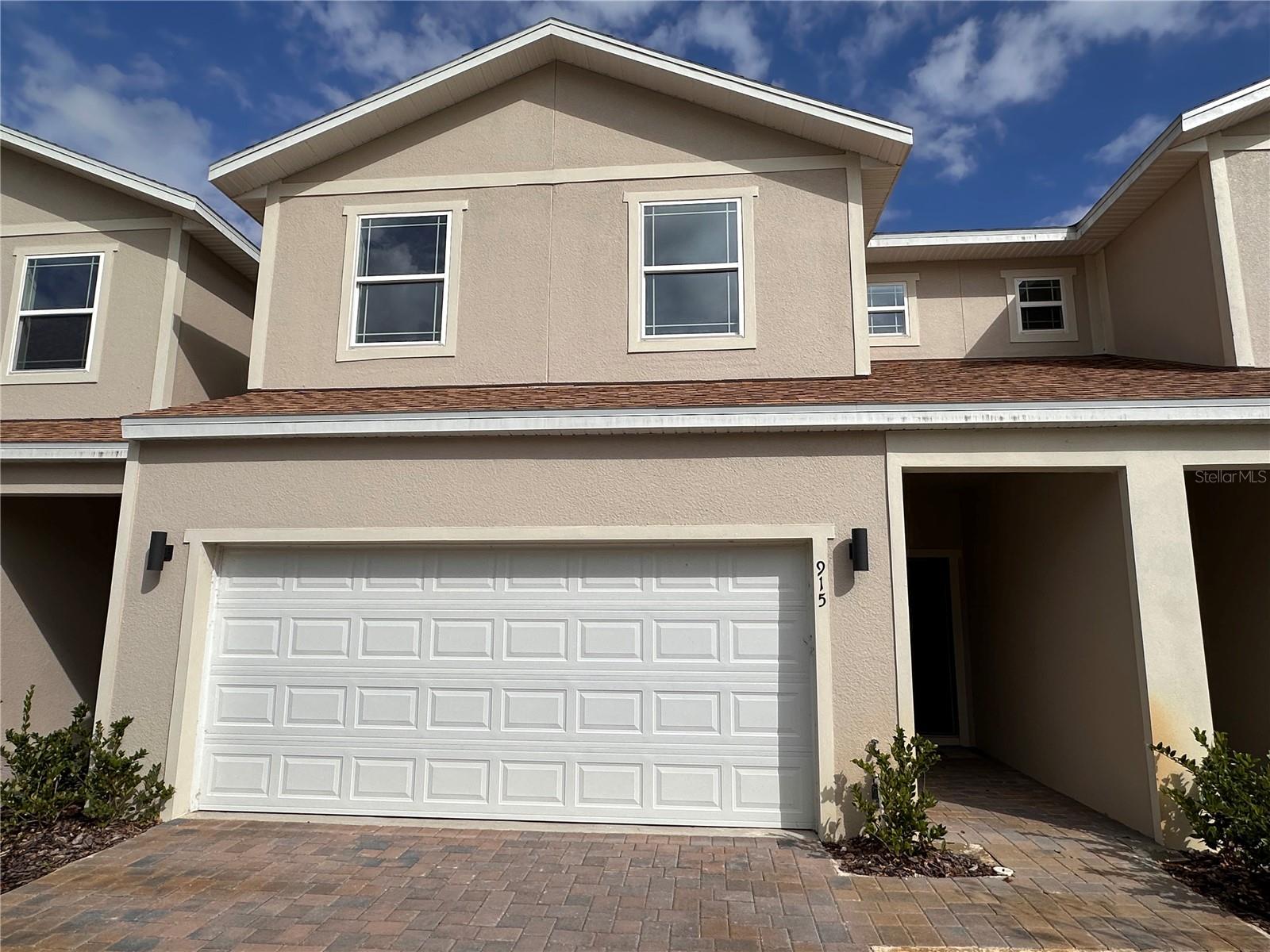 915 LAKEFRONT VILLAGE DR
