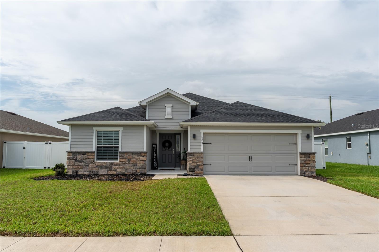 909 Montgomery Ln Property Photo 1