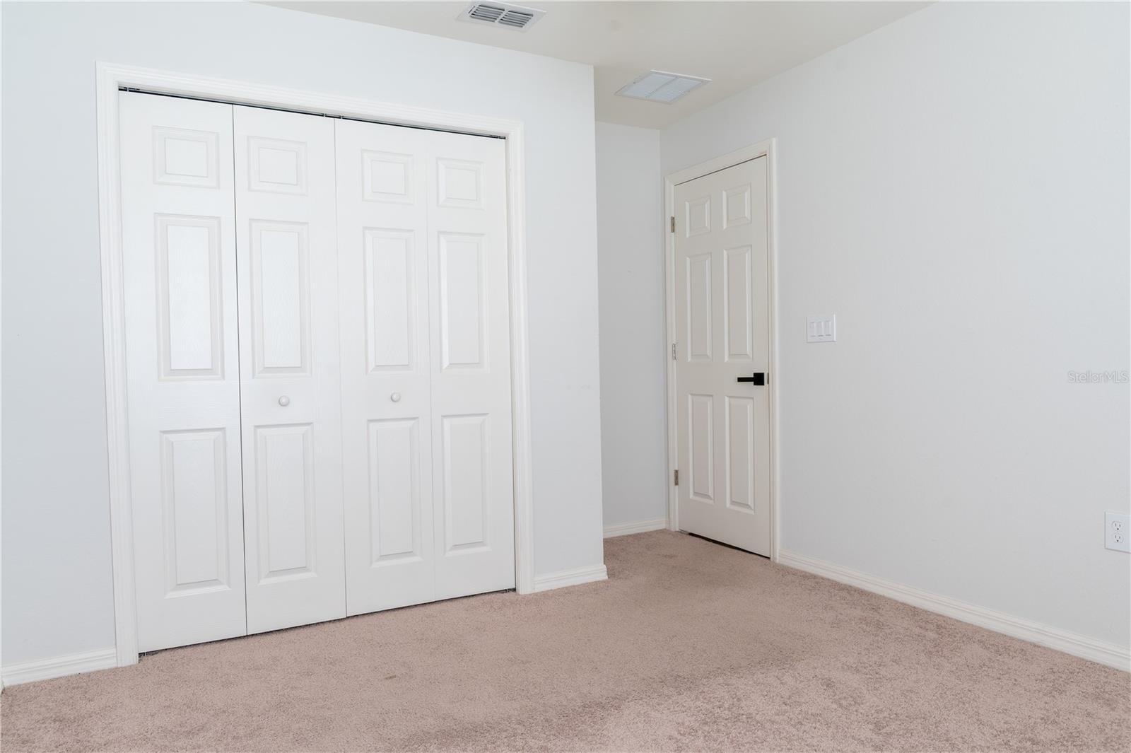 909 Montgomery Ln Property Photo 18