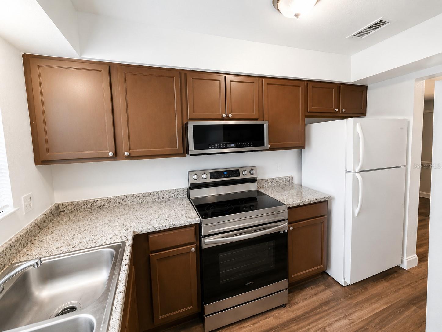 202 Eden Ln #b Property Photo 2