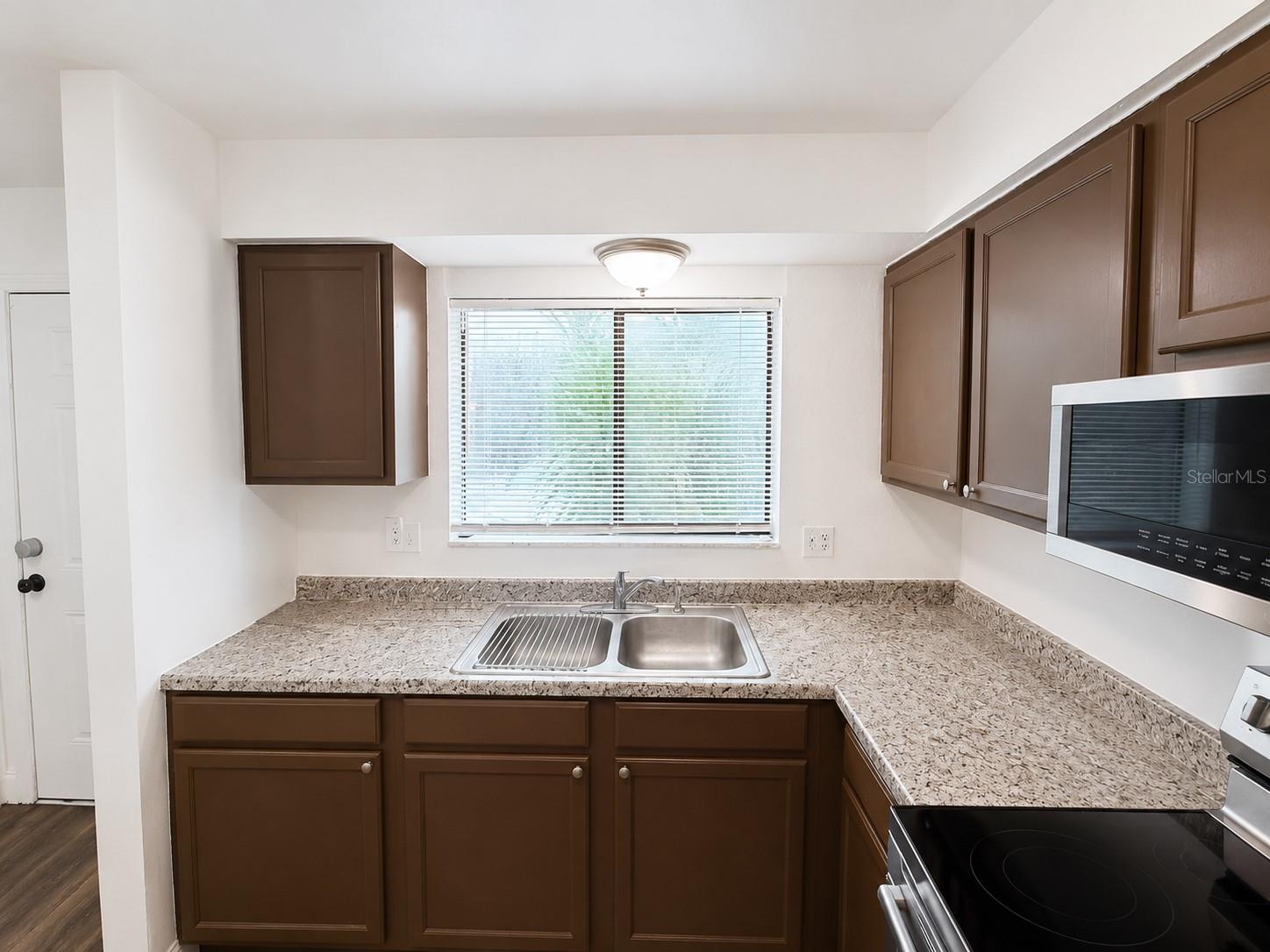 202 Eden Ln #b Property Photo 3