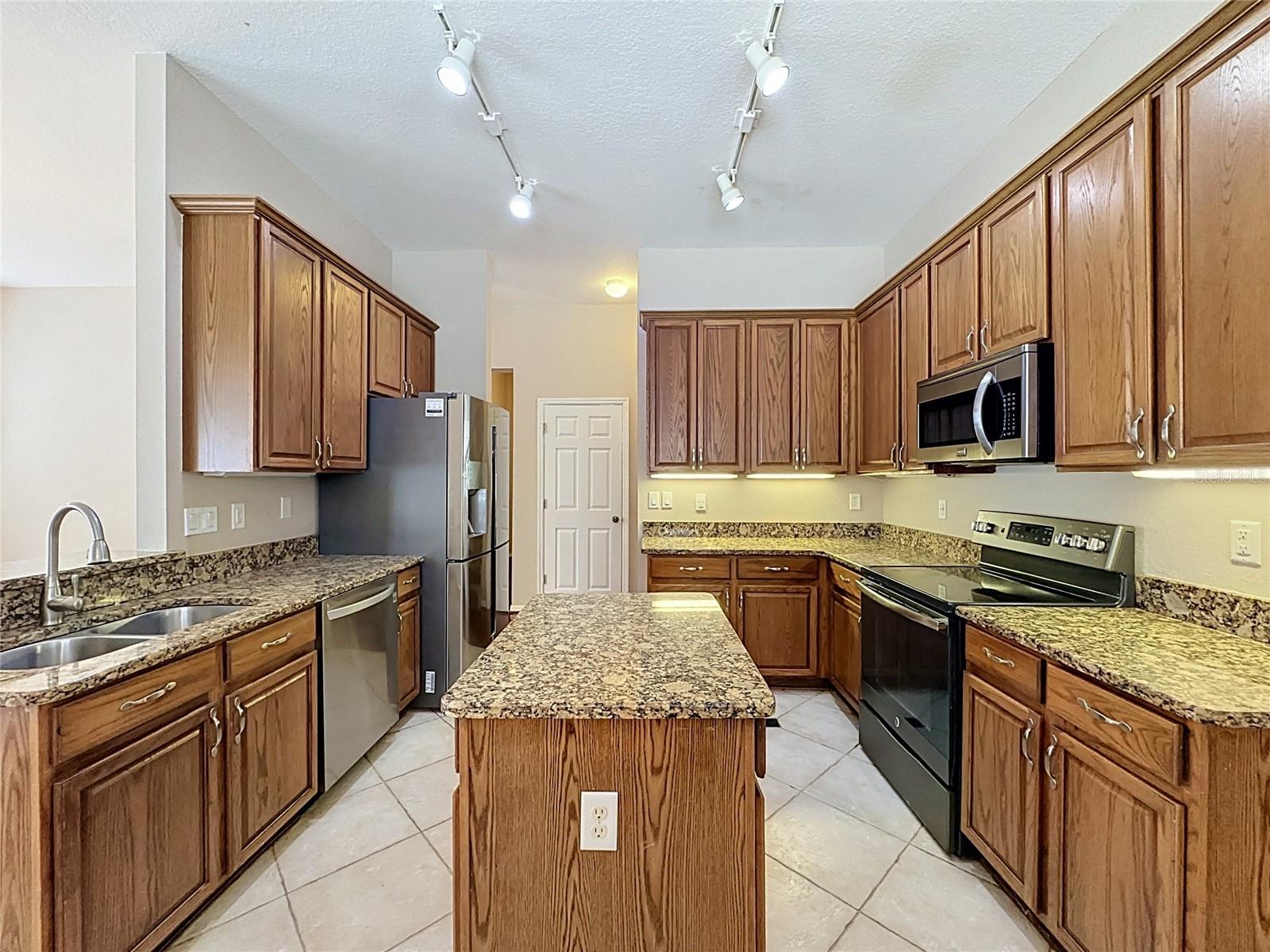 468 Pinewood Dr Property Photo 6