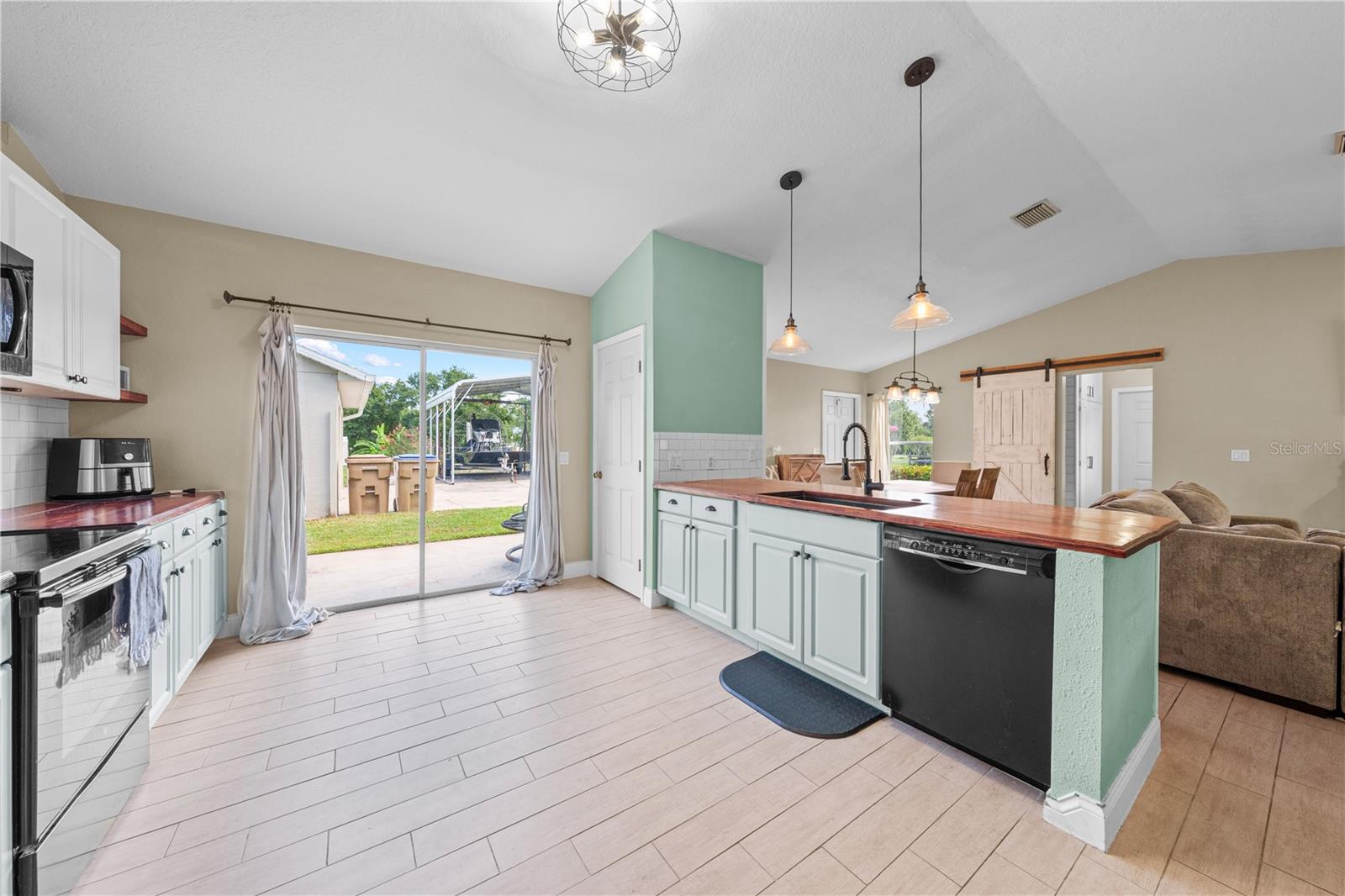 4865 Meadow Dr Property Photo 8