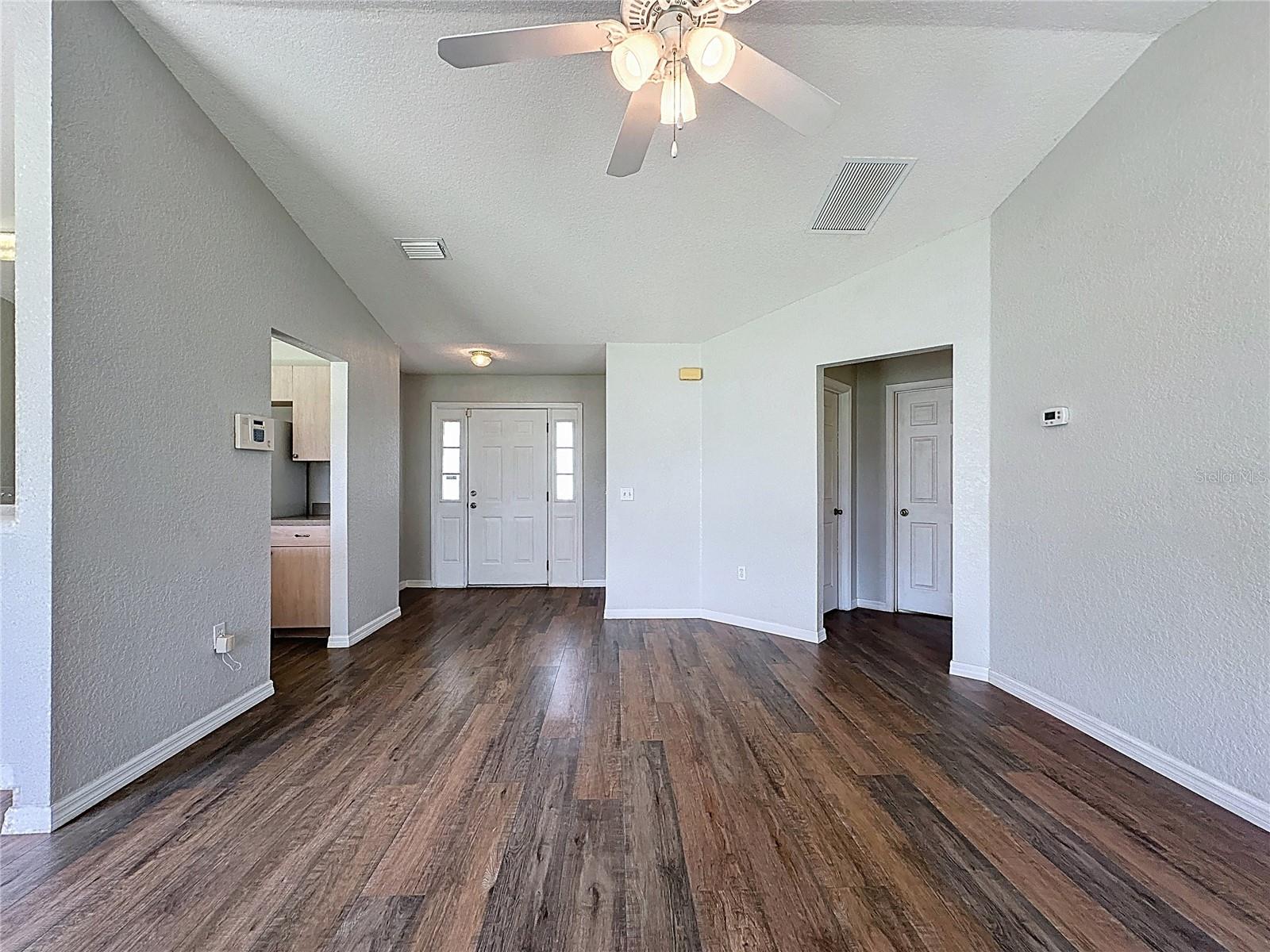 424 Danube Way Property Photo 4
