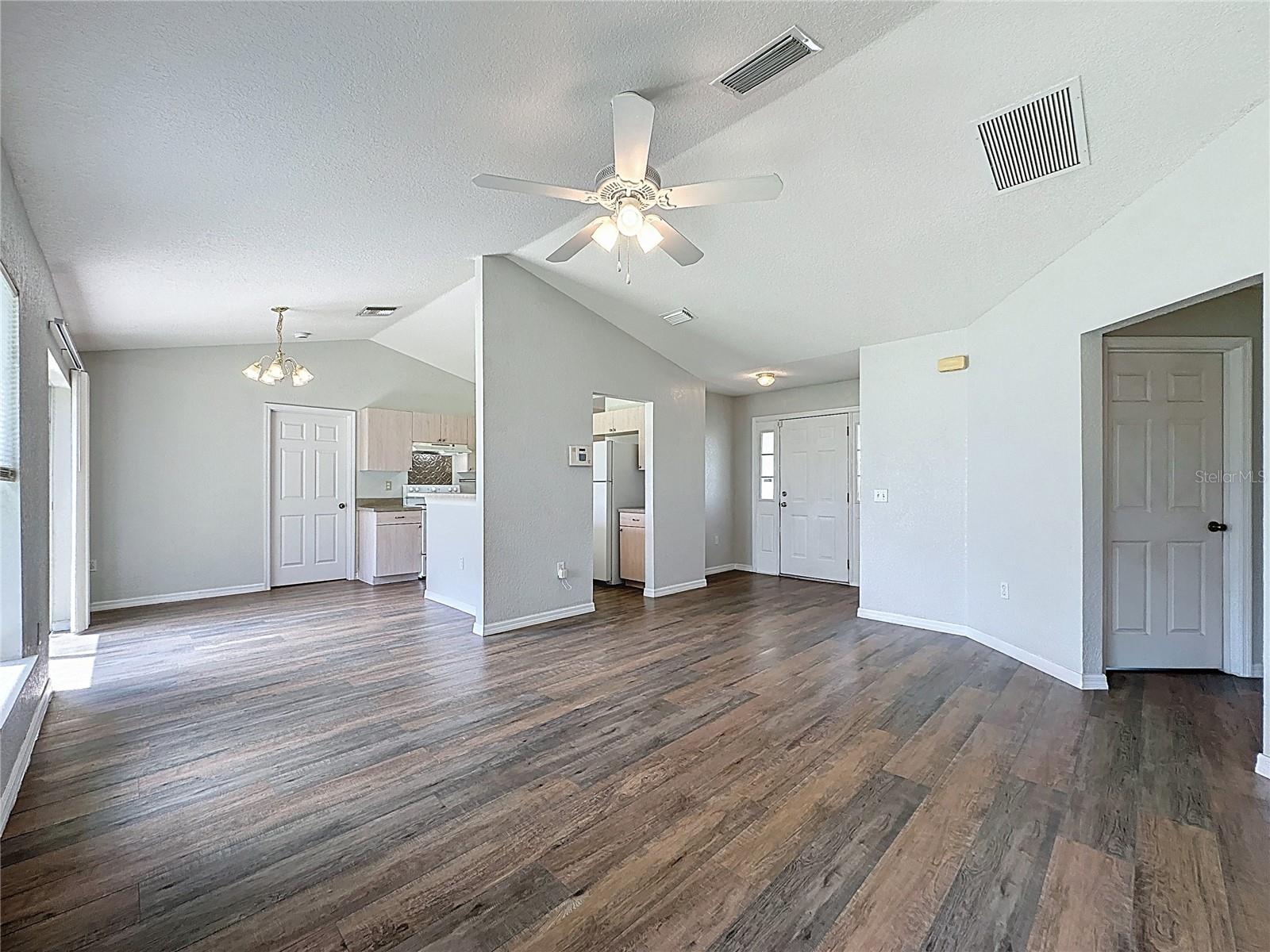 424 Danube Way Property Photo 6