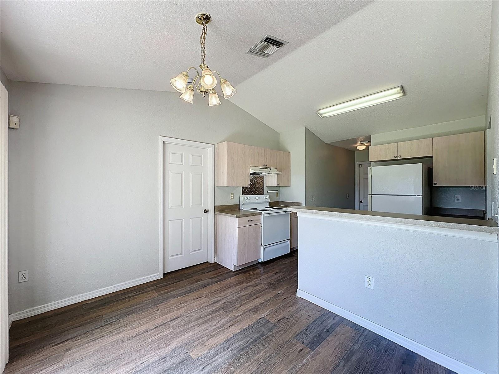 424 Danube Way Property Photo 7