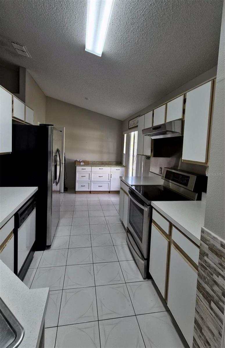2240 Stonehedge Loop Property Photo 5