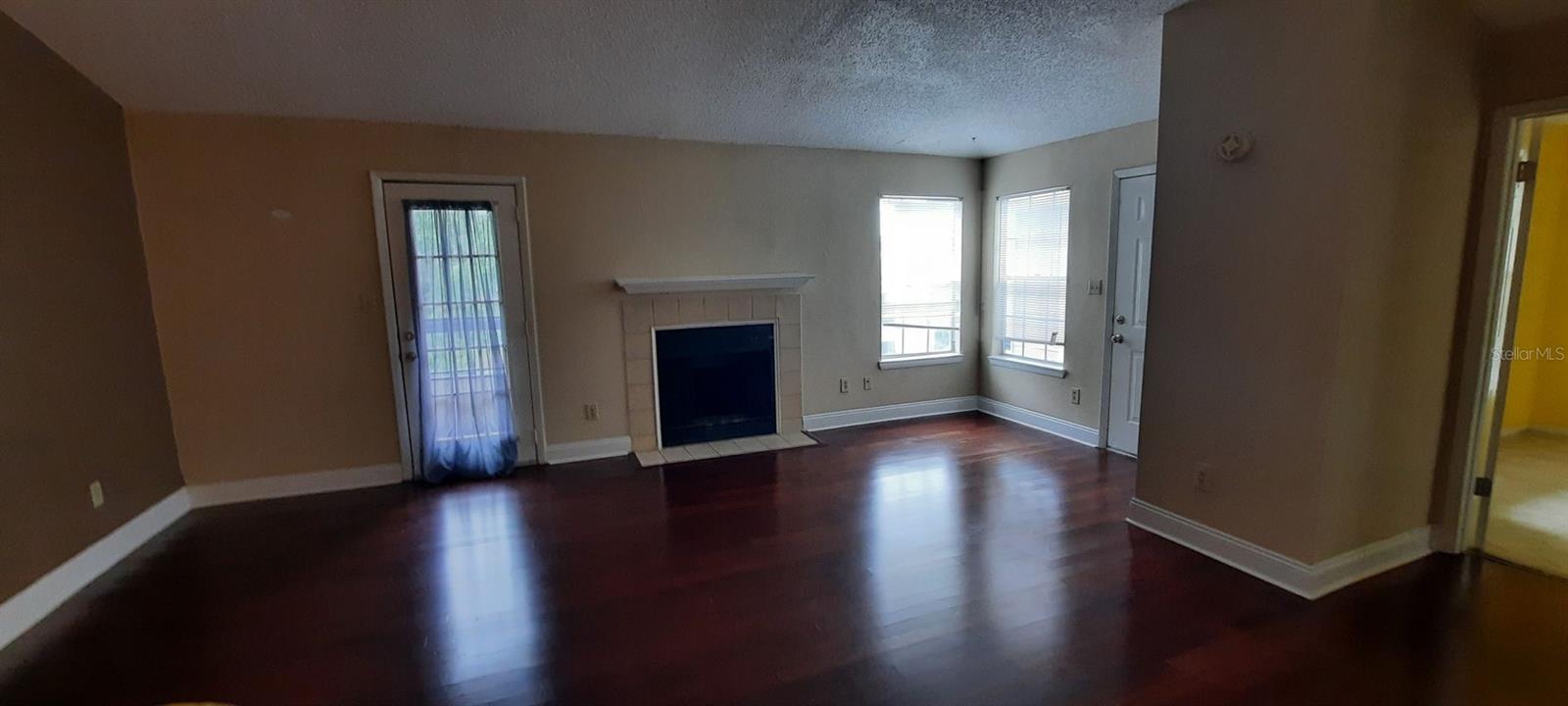 4200 Thornbriar Ln #e-306 Property Photo 4