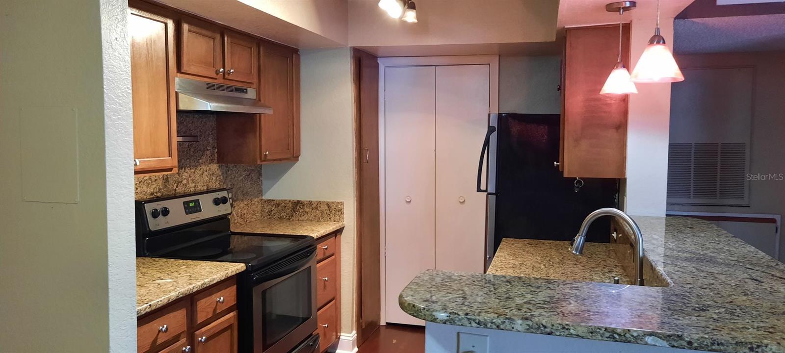 4200 Thornbriar Ln #e-306 Property Photo 7