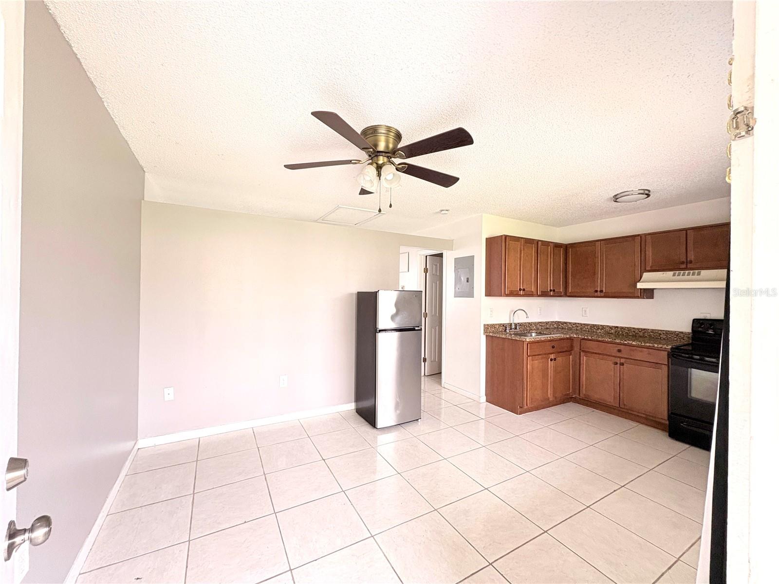 1106 E South St #2 Property Photo 3