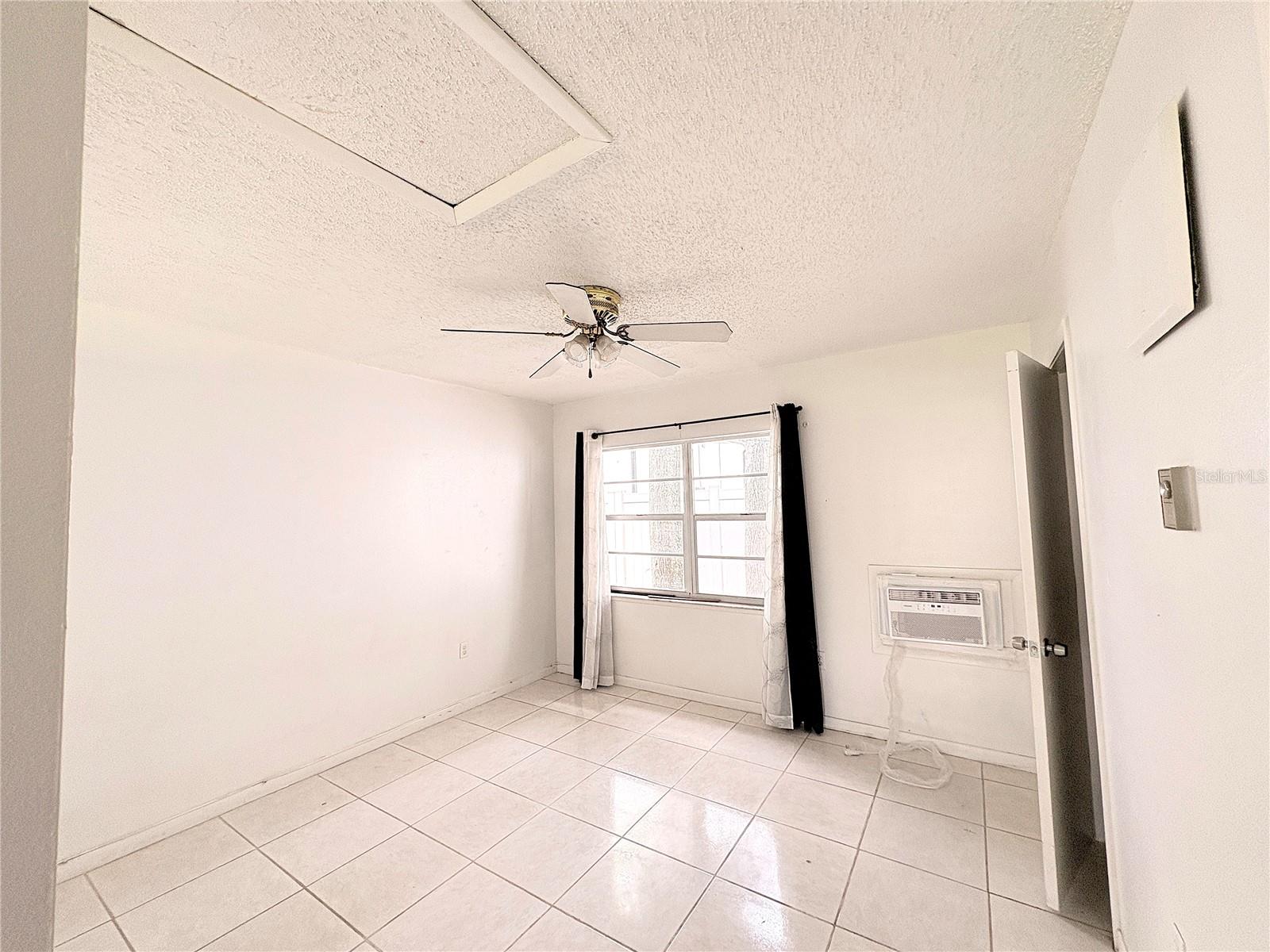 1106 E South St #2 Property Photo 6