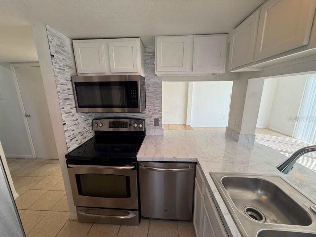 833 Caribbean Dr #a Property Photo 4