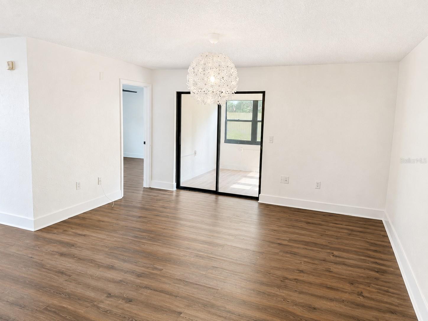7313 Thomas Jefferson Cir E Property Photo 3