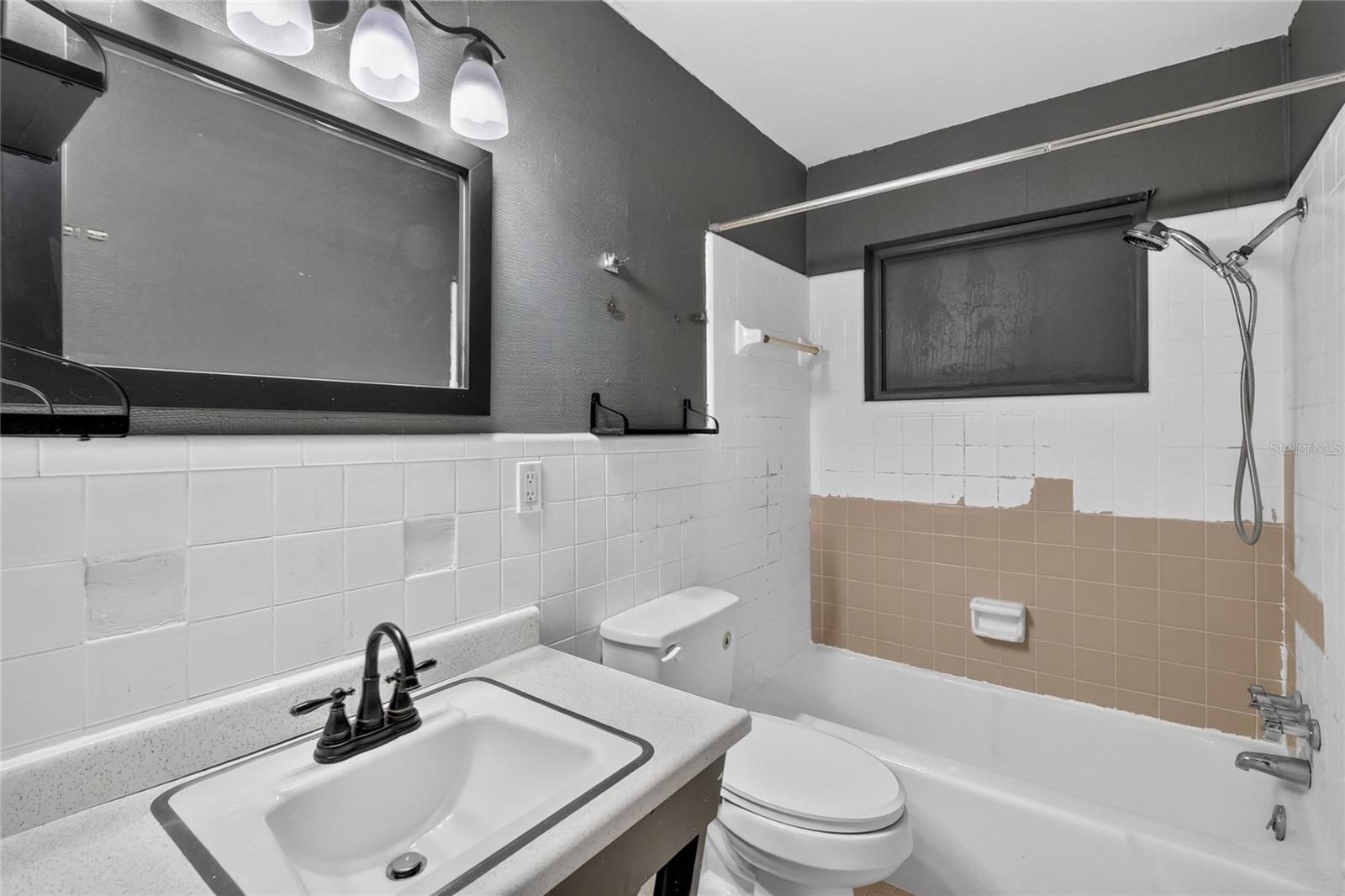 120 E Hoffman St Property Photo 27