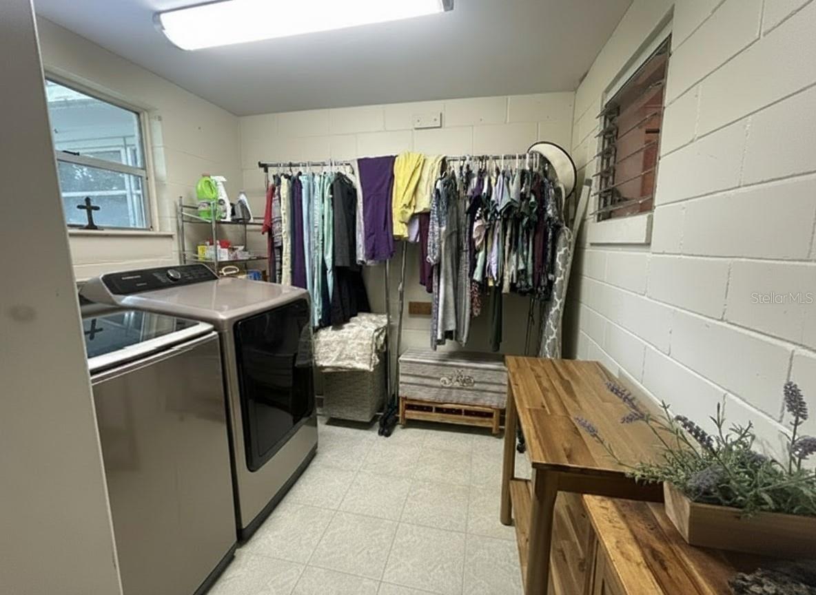 2455 Royal Rd Property Photo 15