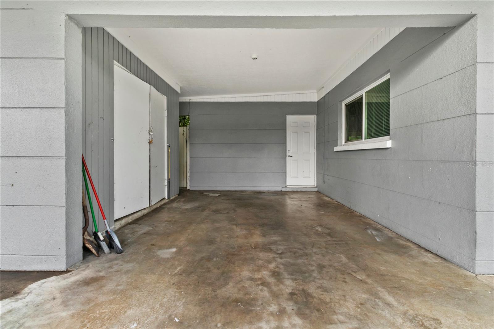 5711 21st St W Property Photo 3