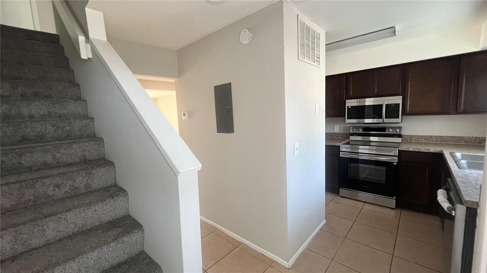 202 Watts Ln #d Property Photo 5