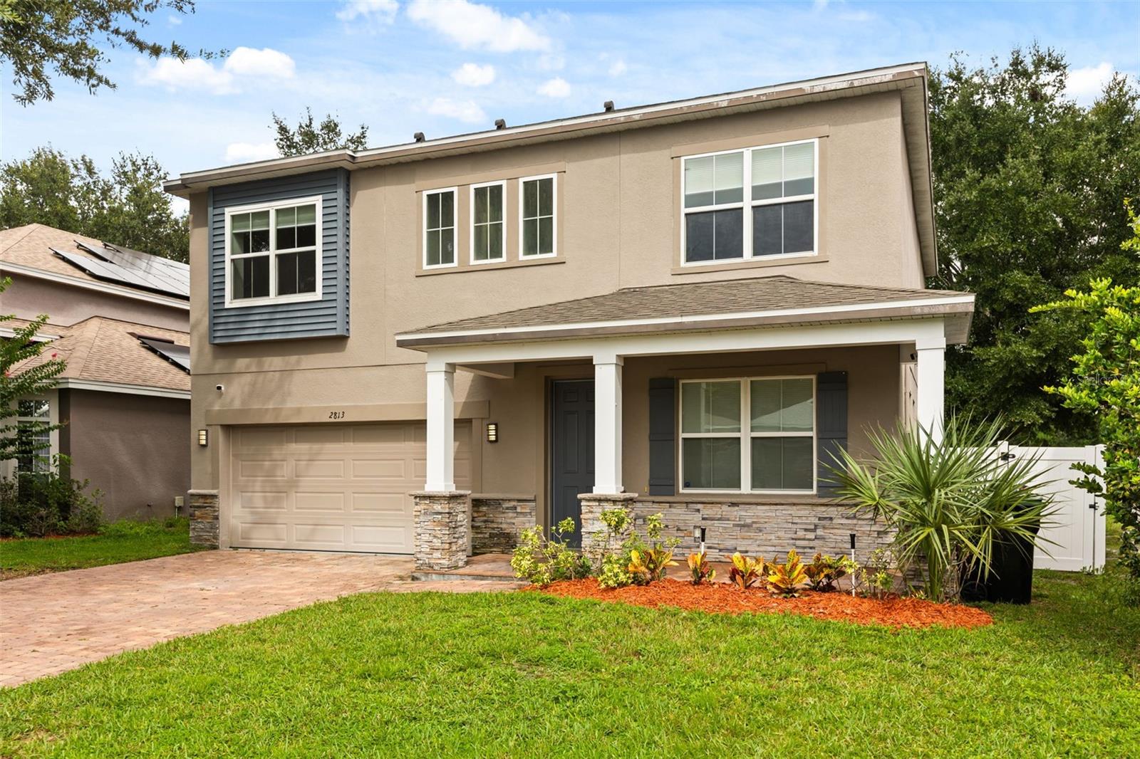 2813 Roseglen Way Property Photo 3