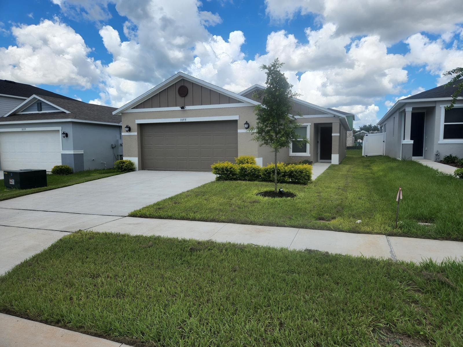 1055 PAPAYA CIR Property Photo 1