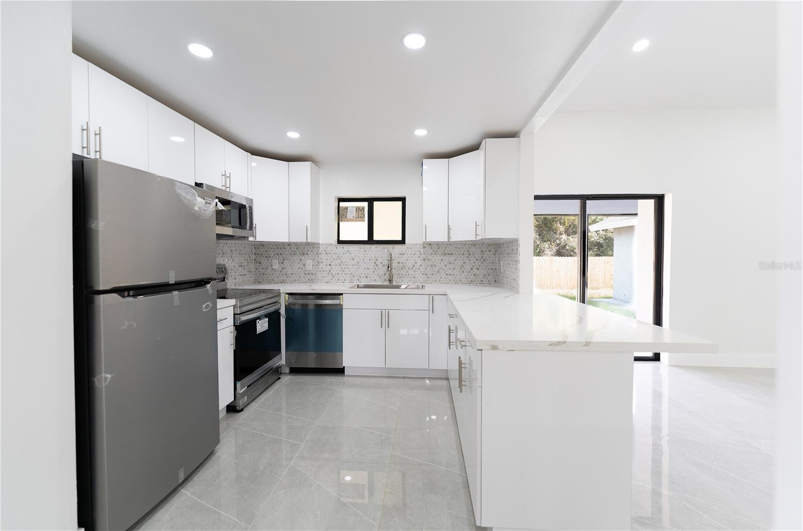 848 E Flag Ln Property Photo 2