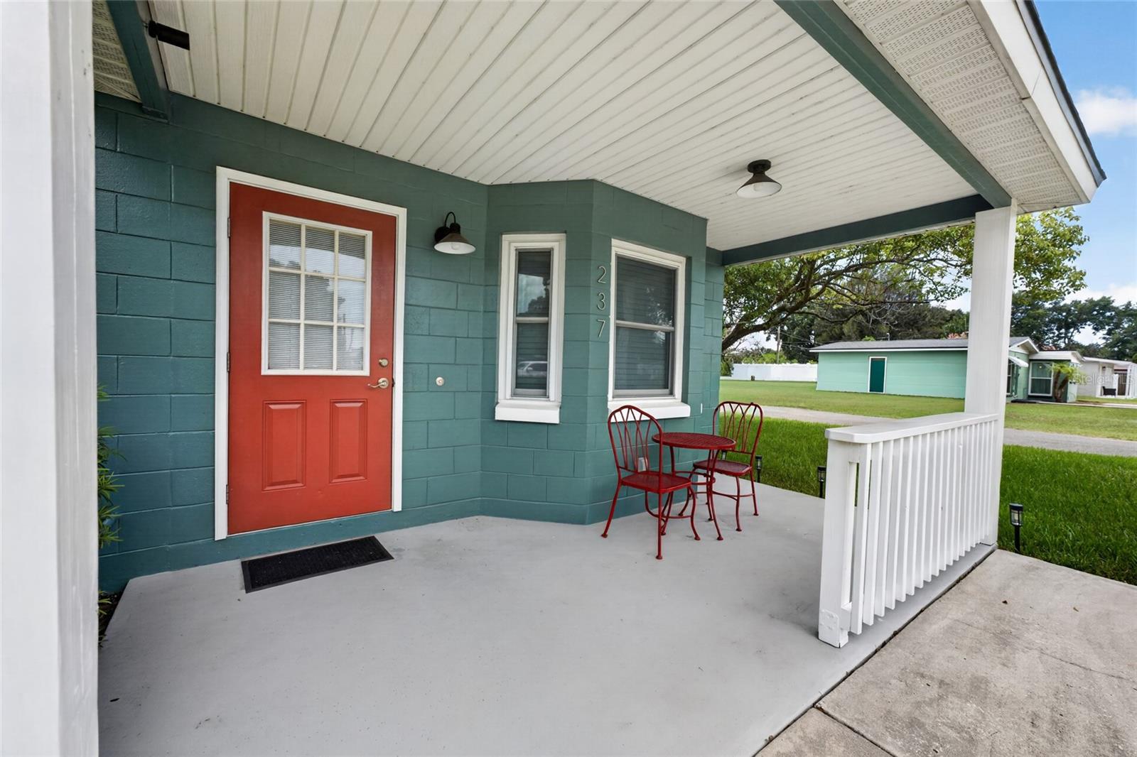 237 California Ave Property Photo 2