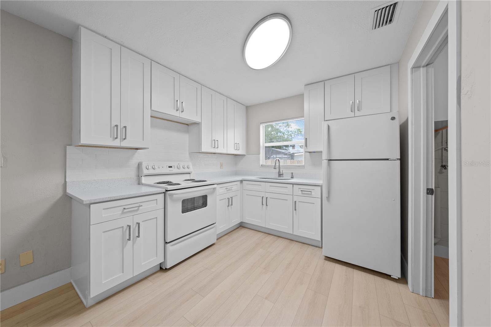 224 California Ave Property Photo 10