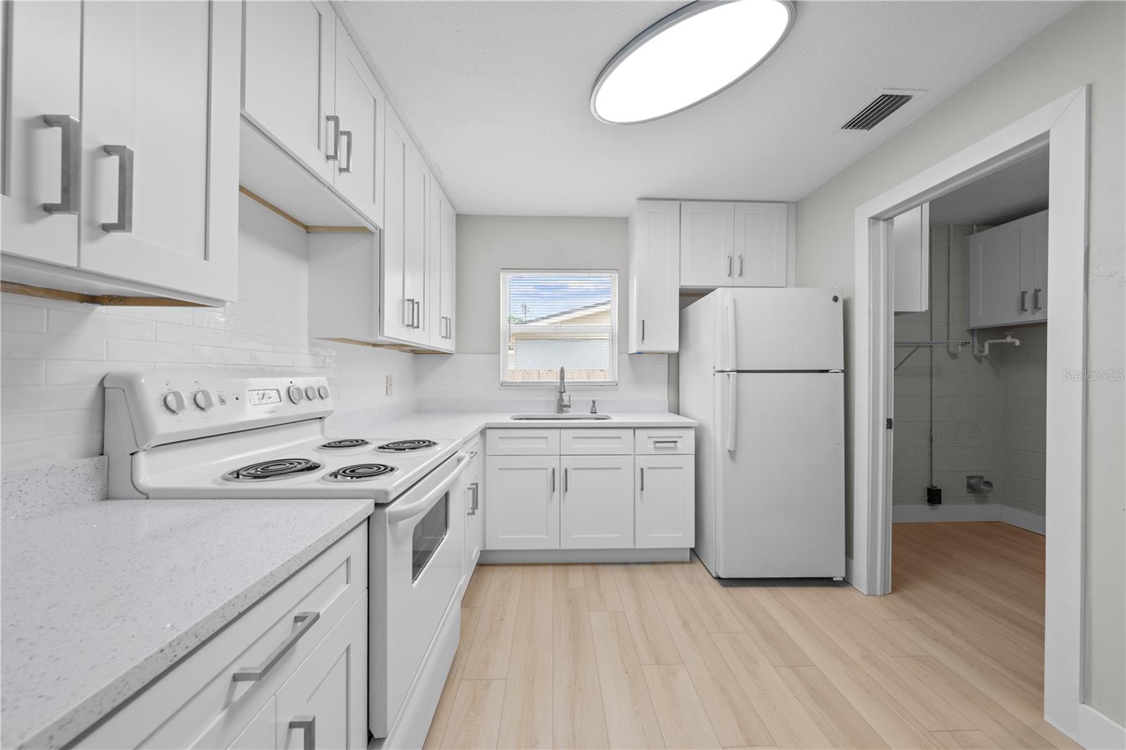 224 California Ave Property Photo 11