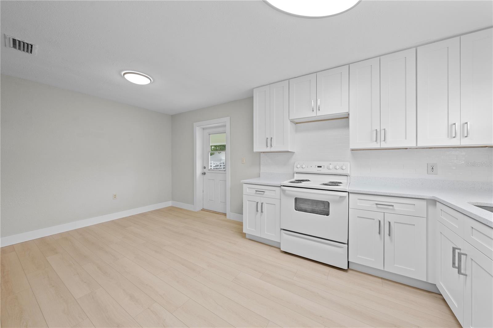 224 California Ave Property Photo 15