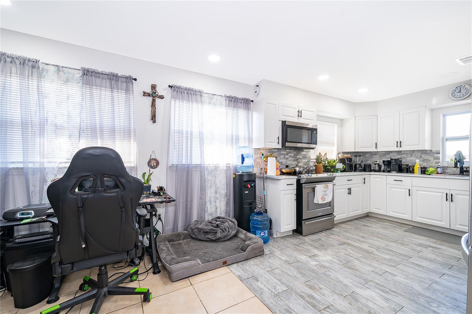 10 E Celeste St Property Photo 14