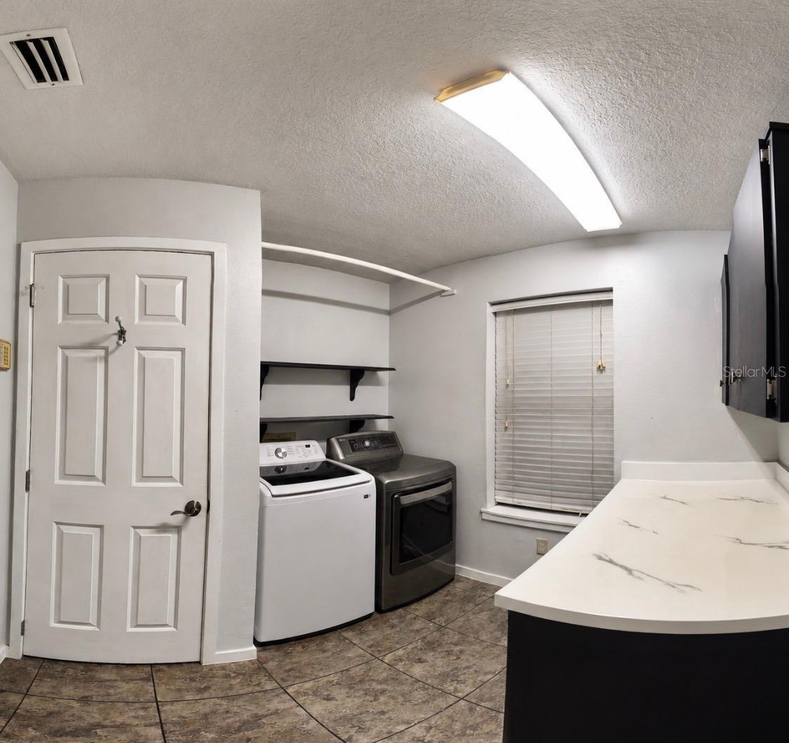 1055 Holden Ave Property Photo 14