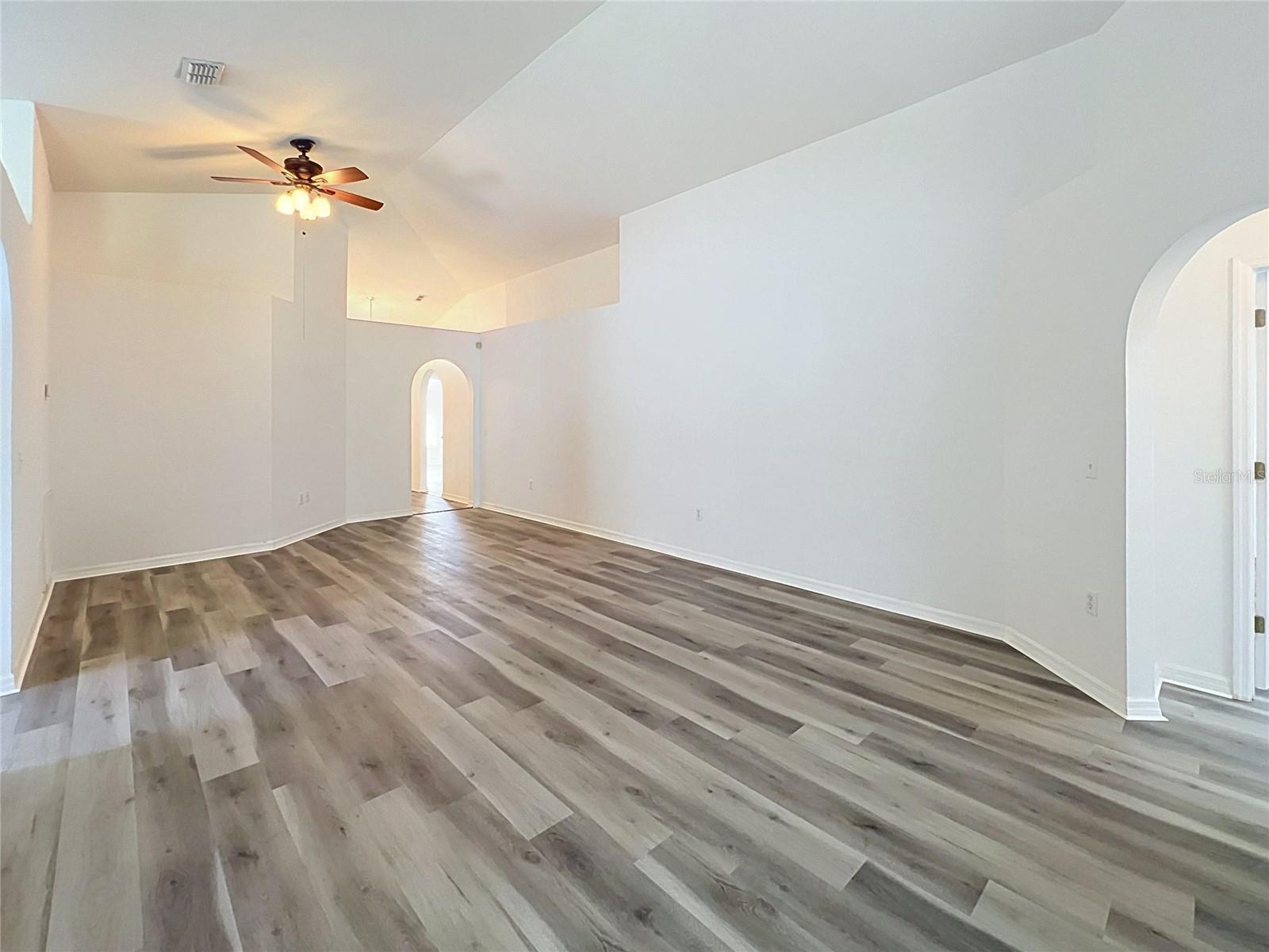 5641 Royal Hills Dr Property Photo 5