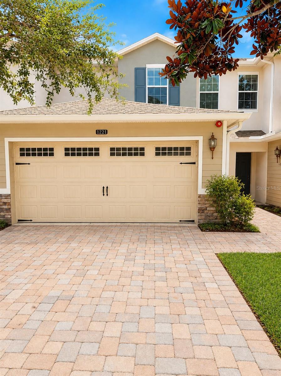 1221 PRIORY CIR