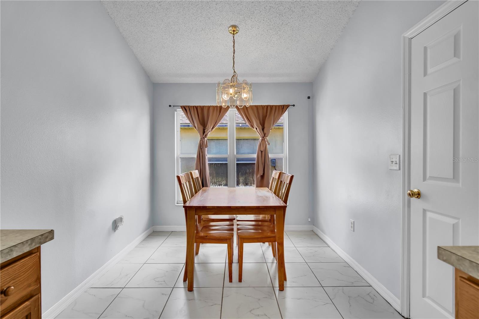 324 Casterton Cir Property Photo 8