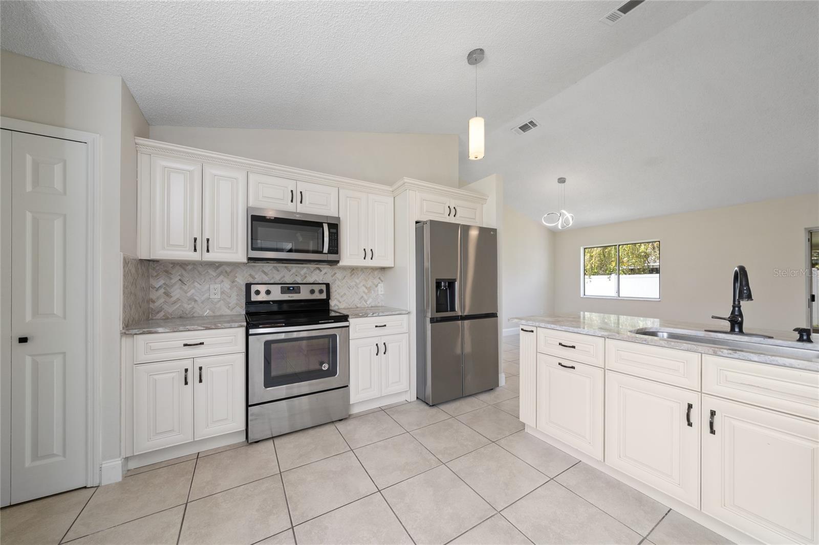 2042 Gamboge Dr Property Photo 16