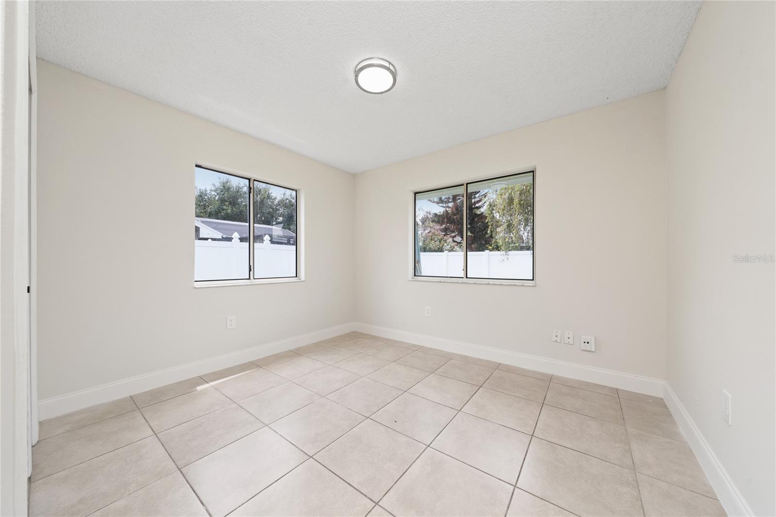 2042 Gamboge Dr Property Photo 20