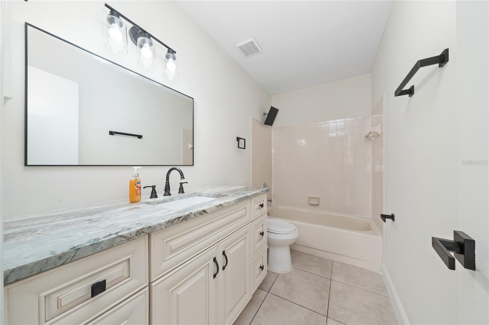 2042 Gamboge Dr Property Photo 22