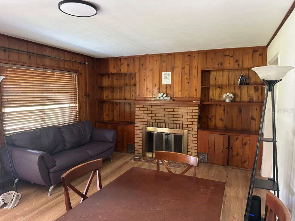 1065 W Magnolia St Property Photo 2