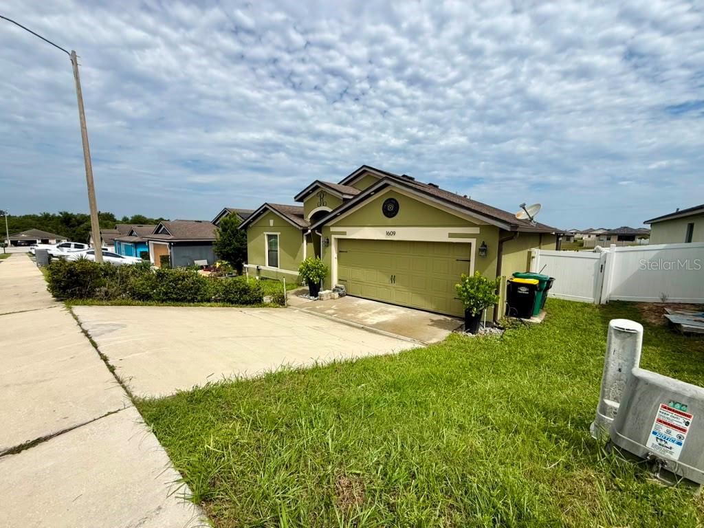 1609 Steely Dr Property Photo 3