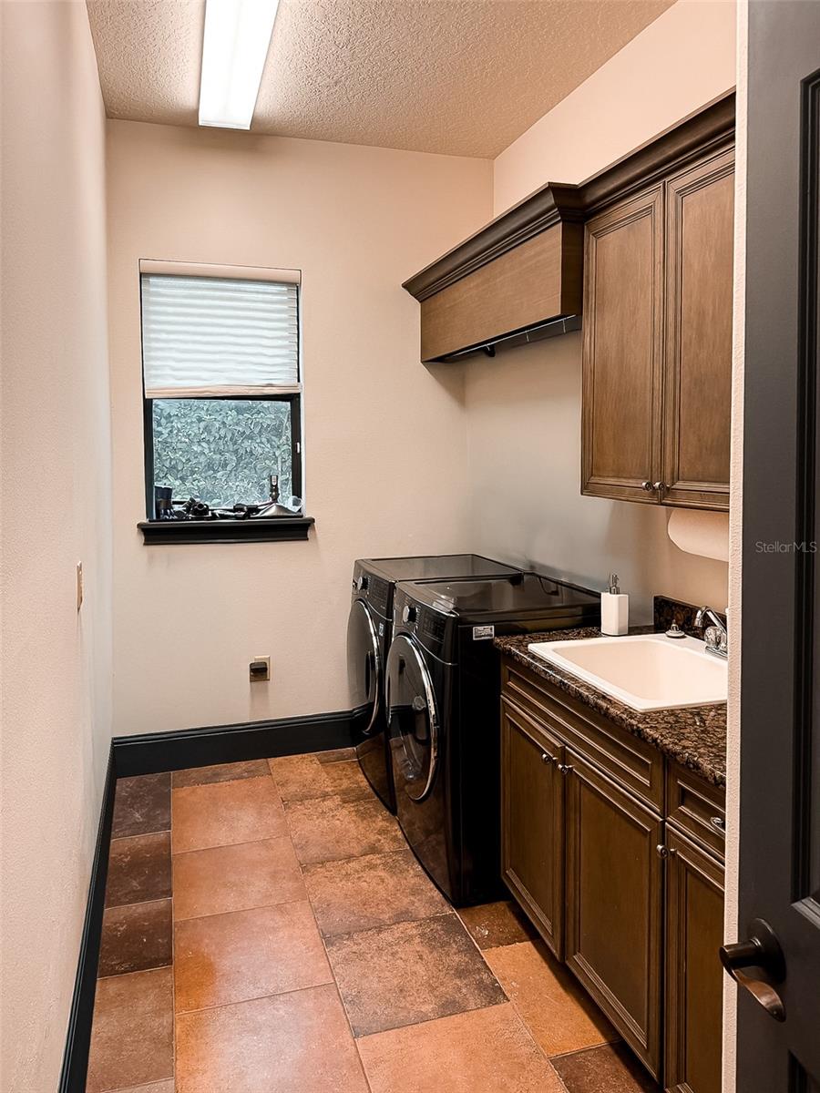 1480 Hempel Ave Property Photo 32