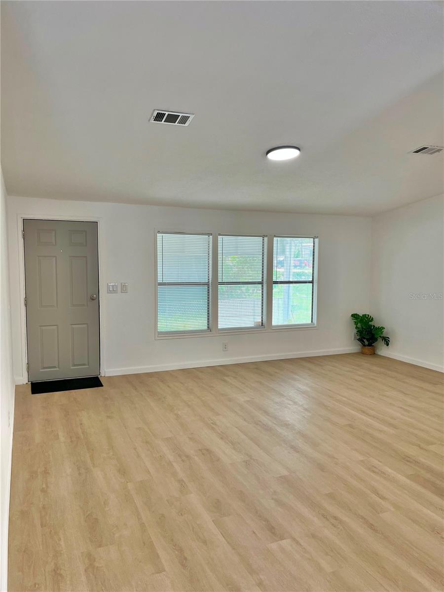 109 3rd St Property Photo 7