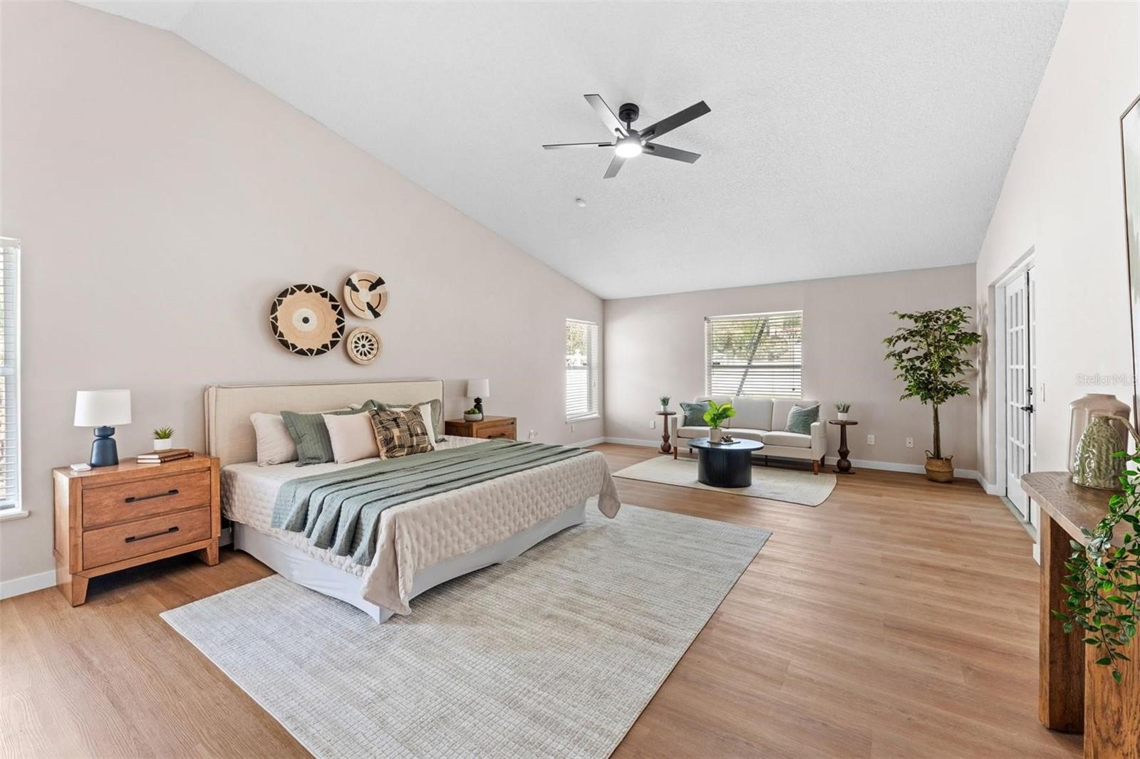 5521 Oak St Property Photo 6