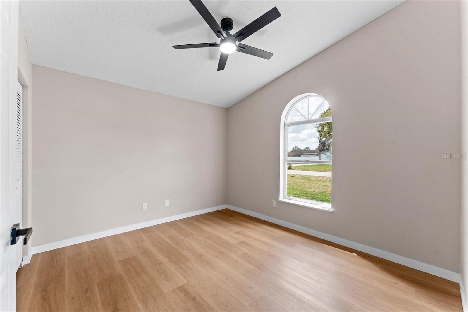 5521 Oak St Property Photo 8