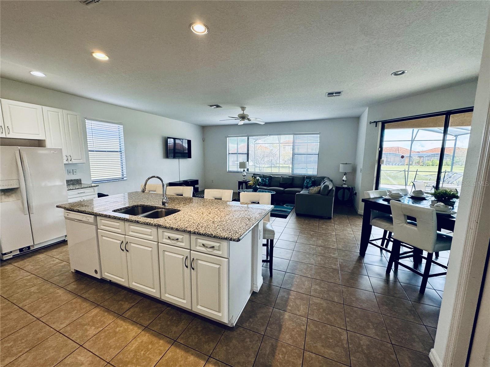 2586 Rosemont Cir Property Photo 4
