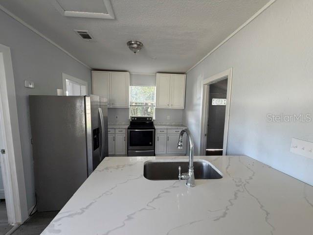 295 S Oak Ave Property Photo 4