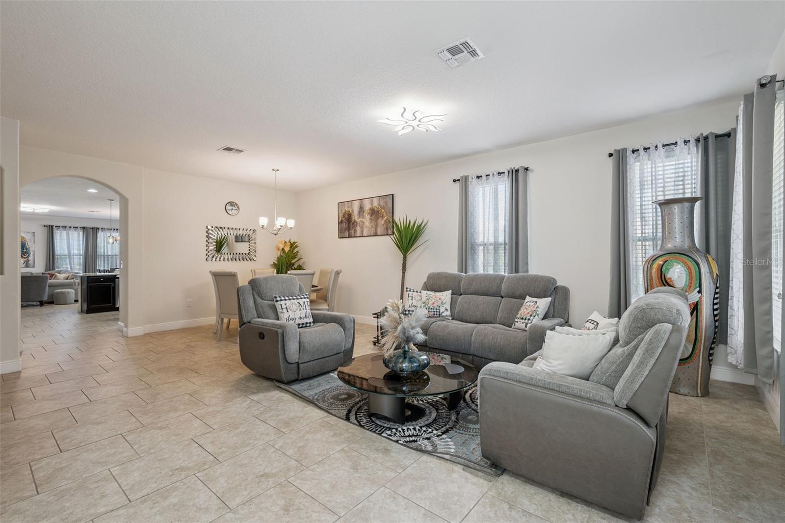 4136 Oaktree Dr Property Photo 3