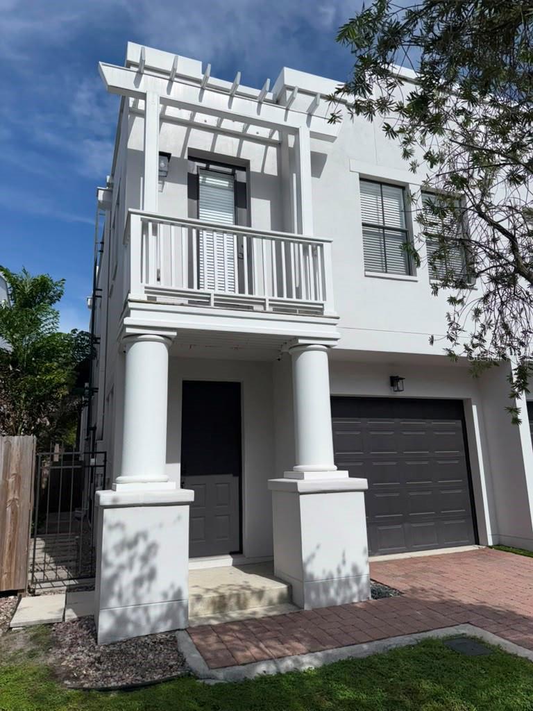 113 S PACKWOOD AVE #B Property Photo 1